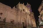Vista nocturna de la fachada de la Catedral de Valladolid con iluminación ornamental