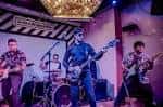 Músicos en directo actuando sobre el escenario de la sala