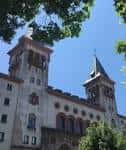 Vista exterior de la arquitectura clásica con torres del centro educativo