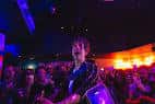 Ambiente de público y cercanía con el artista durante un concierto