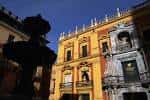 Detalle de la fachada barroca vista desde la plaza contigua