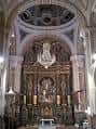 Interior de la iglesia con vista al altar mayor y el retablo principal