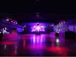 Vista del interior de la sala de conciertos con iluminación ambiental y escenario al fondo