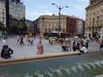 Vista panorámica de la Plaza Circular de Bilbao con peatones y edificios emblemáticos