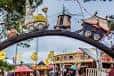 Arco decorativo con miniaturas de caravanas sobre la entrada del evento
