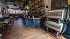 Interior del pub Seven Stars con suelos de madera y zona de barra
