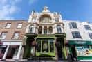 Fachada exterior del edificio histórico Seven Stars con detalles arquitectónicos