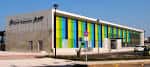 Fachada principal de la estación de Vigo-Guixar con sus característicos paneles de colores