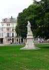 Estatua conmemorativa de la Reina Victoria situada en el centro de los jardines