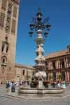 Fuente ornamental en la Plaza de la Virgen de los Reyes con la Giralda al fondo