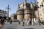 Vista de la fachada de la Catedral de Sevilla desde la plaza