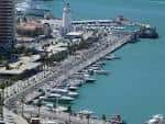 Vista aérea del puerto de Málaga con el faro de La Farola y la zona de atraque