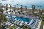 Vista aérea de la zona de piscina con el mar Mediterráneo al fondo