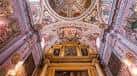 Detalle de las impresionantes pinturas al fresco en la bóveda y techos de la iglesia