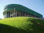 Vista exterior del Bilbao Arena destacando su singular fachada verde sobre la colina de Miribilla