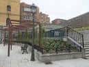 Vista de la Plaza del Karmelo con pérgola metálica, bancos y zonas ajardinadas