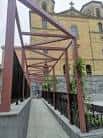 Detalle de la estructura de la pérgola en la Plaza del Karmelo con la iglesia al fondo