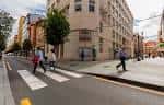 Vista exterior de la fachada del edificio en una intersección urbana