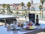 Mesa servida en la terraza con vistas panorámicas al río Guadalquivir