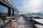 Espaciosa terraza exterior con mobiliario moderno y vistas despejadas