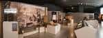 Vista panorámica de una de las salas de exposición del museo con vitrinas y paneles informativos