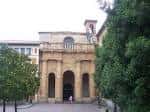Fachada principal de piedra de la Iglesia de Santo Domingo en Oviedo