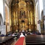 Interior de la iglesia con bancos y alfombra roja preparada para una ceremonia