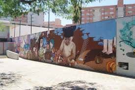 Mural artístico decorativo en el patio exterior del centro