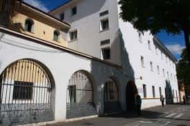 Vista exterior del Centro Cívico Hogar San Fernando con su fachada de arcos blancos