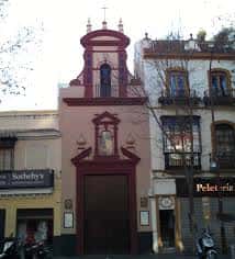 Fachada principal de la Capilla de la Piedad con su característica espadaña y puerta de madera