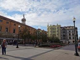 Vista amplia de la plaza conocida como El Parchís con el edificio histórico al fondo