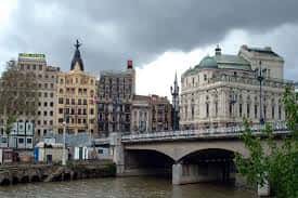 Vista panorámica del Teatro Arriaga junto a la ría y el puente