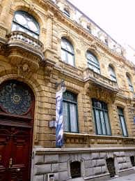 Fachada exterior de la Biblioteca Municipal de Bidebarrieta con arquitectura neoclásica
