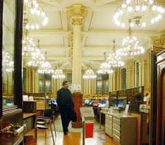 Interior de la sala de lectura principal con columnas ornamentadas y lámparas de araña