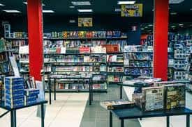 Vista general del interior de la tienda con estanterías de cómics y pasillos de exposición
