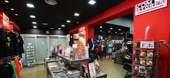 Interior del establecimiento mostrando la zona de merchandising y estantes de libros