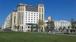 Vista exterior del Hotel Bahía frente a los Jardines de Pereda en Santander