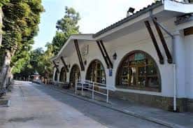 Fachada exterior de la biblioteca con ventanales de arco y rampa de acceso
