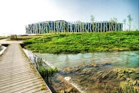Centro de Interpretación Ataria y pasarela de madera sobre el agua
