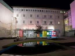 Fachada principal del museo iluminada durante la noche