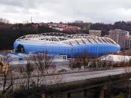 Fachada exterior moderna del Estadio Reale Arena en San Sebastián