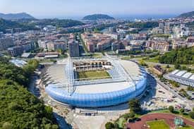 Perspectiva aérea del Estadio Reale Arena y la ciudad circundante