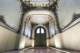 Interior de la Escuela de Música Joaquín Maya con techos decorados y detalles modernistas