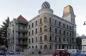 Fachada exterior del edificio histórico de la Escuela de Música Joaquín Maya en Pamplona