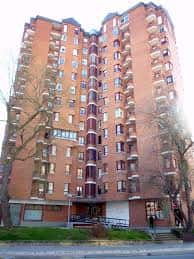 Fachada de edificio residencial de ladrillo visto en la calle Iturritxu