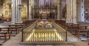 Interior de la catedral con vista a la nave central, los bancos y el mausoleo real
