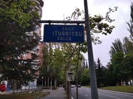 Placa azul indicativa del nombre de la calle Iturritxu