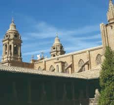 Perspectiva lateral de las torres y la estructura gótica desde un patio interior