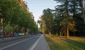 Vista panorámica de la calle Iturritxu con amplias zonas verdes y arbolado