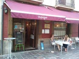 Fachada exterior del Bar Trafalgar con zona de terraza y mesas bajo el toldo